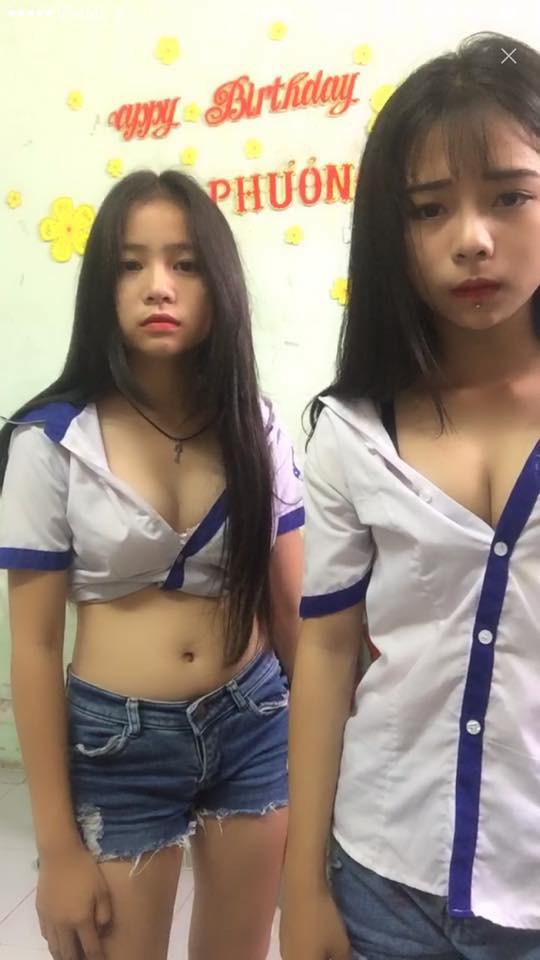 2 nữ sinh 14 tuổi mặc đồng phục livestream khoe ngực trên Facebook 7